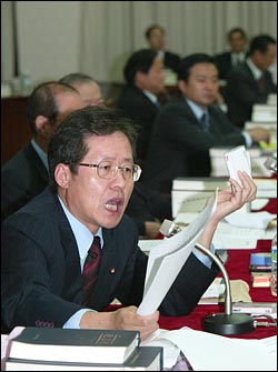 홍준표 의원은 병풍이 청와대와 검찰, 김대업의 공작에 의해 진행됐다는 것을 증언해준 사람이 있다면서 선호형(25. 마약관리법 위반으로 복역)씨와의 면담테이프와 녹취록을 들어보이고 있다. 